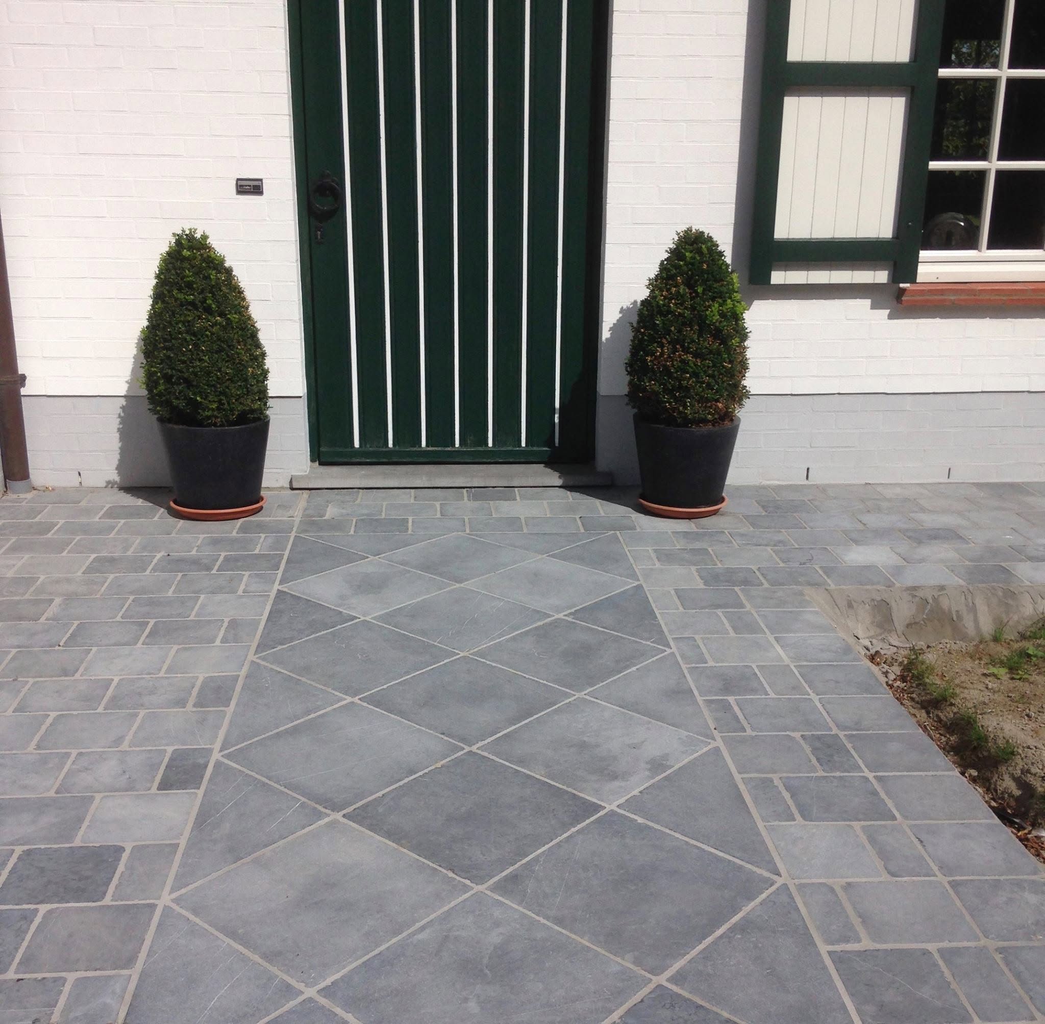 Terras in blauwe hardsteen aan voordeur
