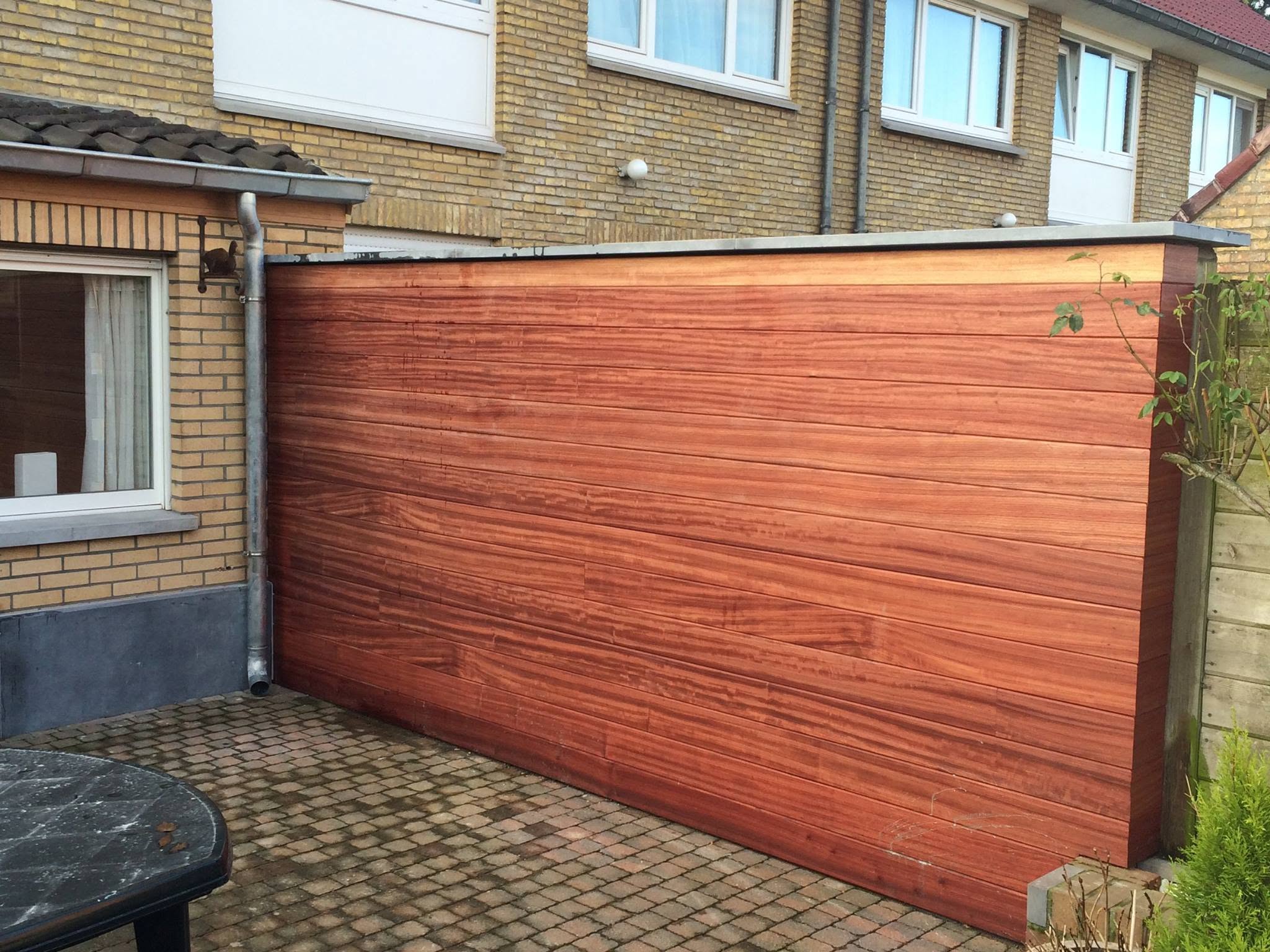 Houten gevelbekleding aan terras