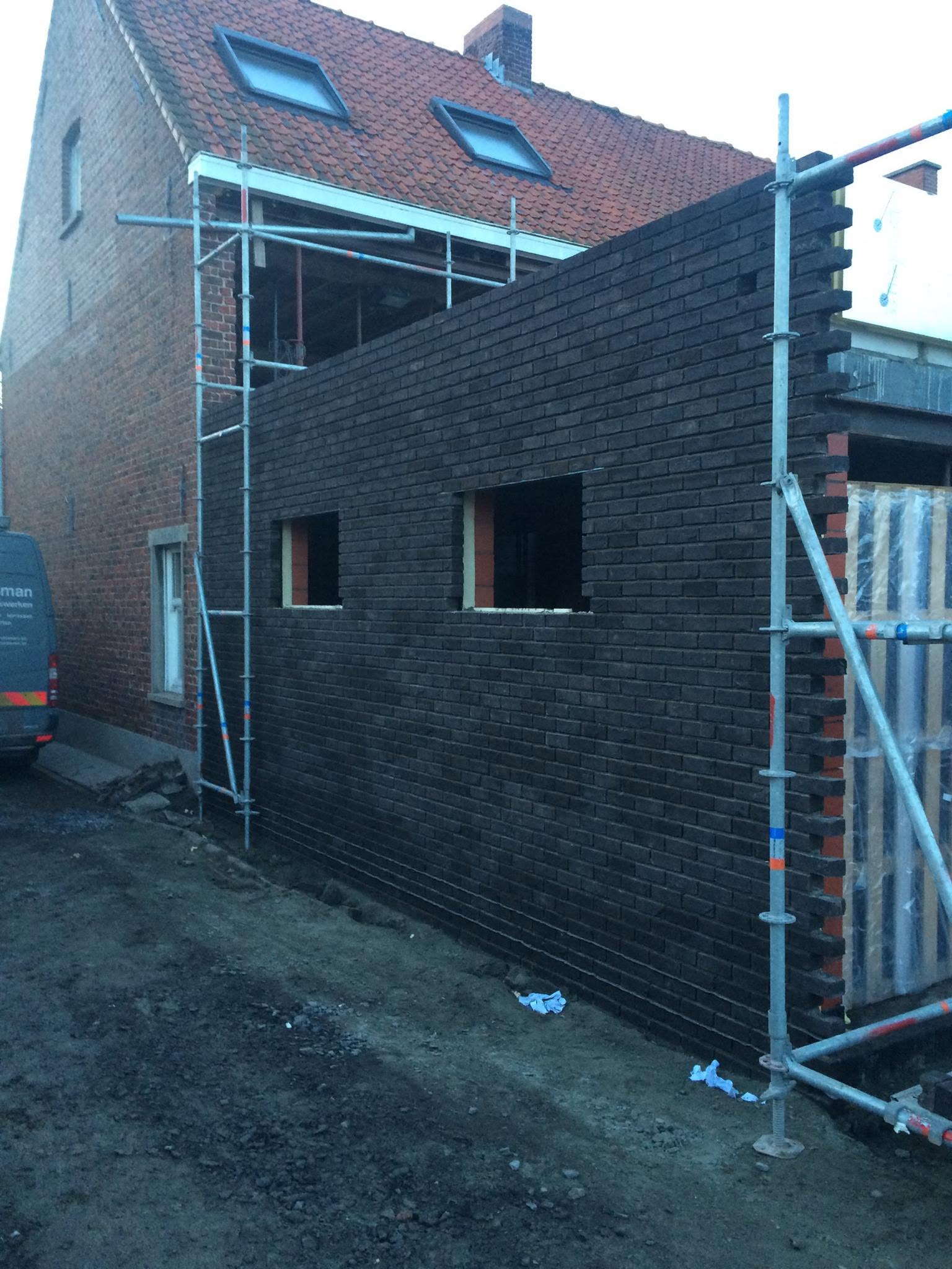Aanbouw in metselwerk met stelling